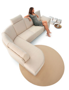 Doimo Salotti donna seduta divano comodo.