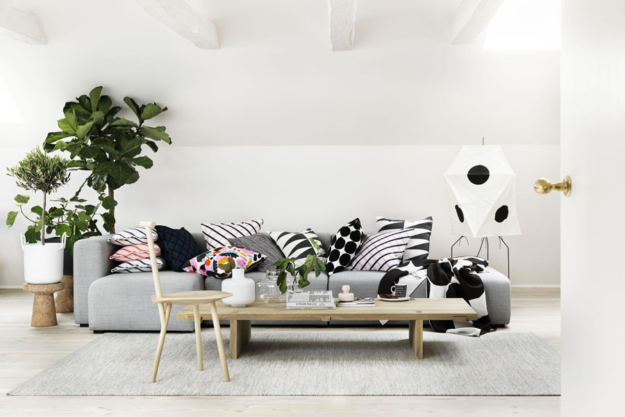 Marimekko collezione spring 2016 divano grigio con cuscini.