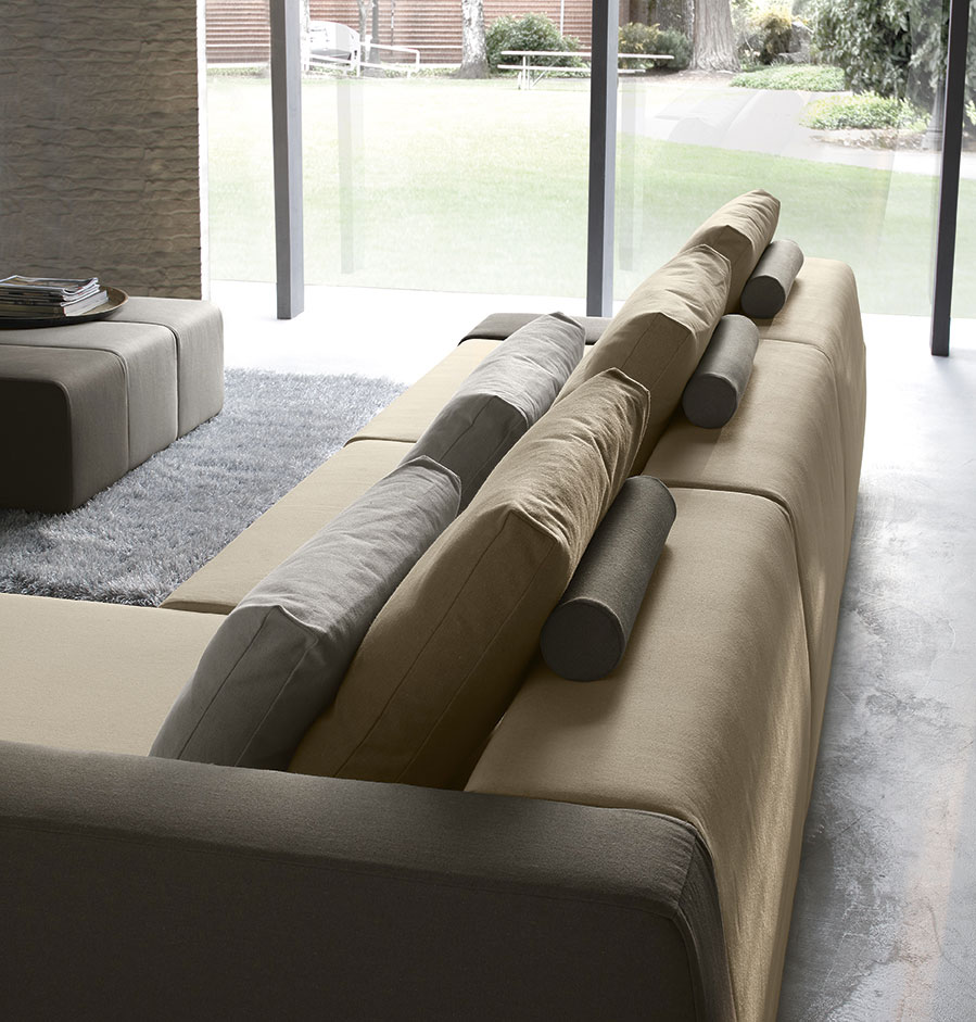 Accessori per divani: i poggiatesta regolabili.