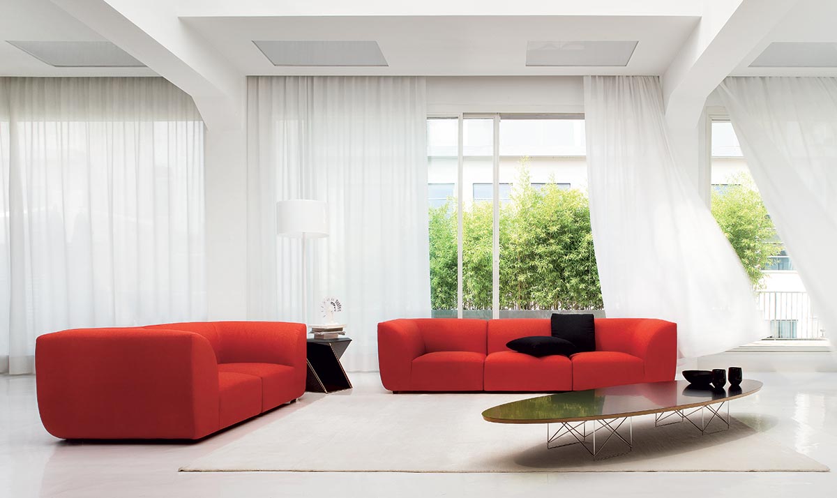 Arredare il soggiorno con un divano rosso salotto perfetto for Soggiorno blu roma