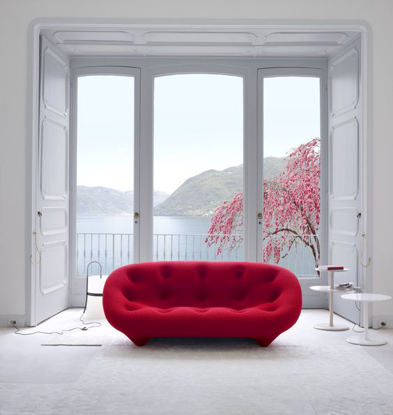 Arredare con un divano rosso: Ploum di Ligne Roset.