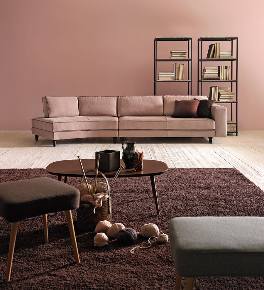 Lucas Doimo Salotti - divano rosa con parete rosa antico.