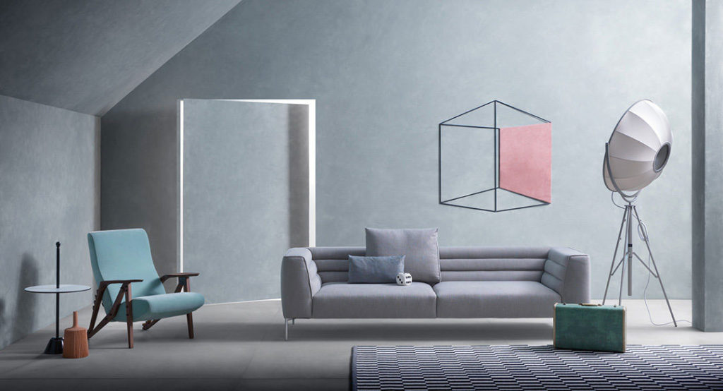 Guida colori per pareti: soggiorno con pareti in azzurro serenity e divano grigio.