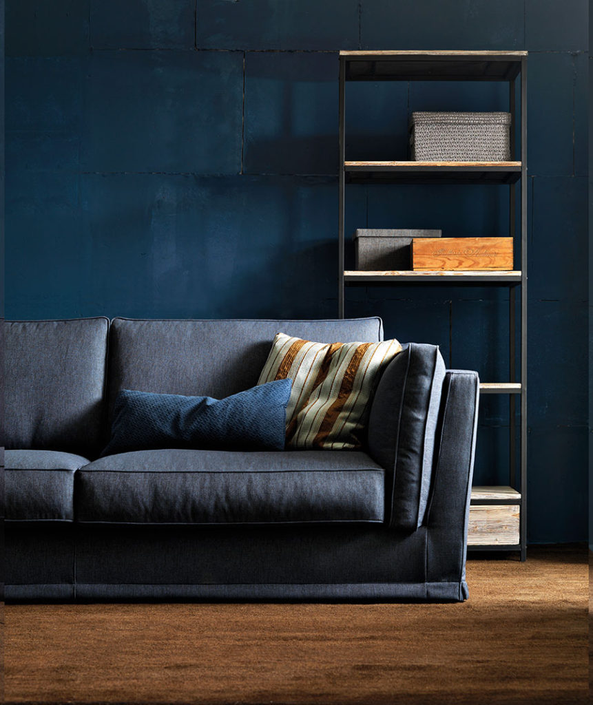 Dark blu per le pareti: Guida colori per pareti del tuo soggiorno perfetto.