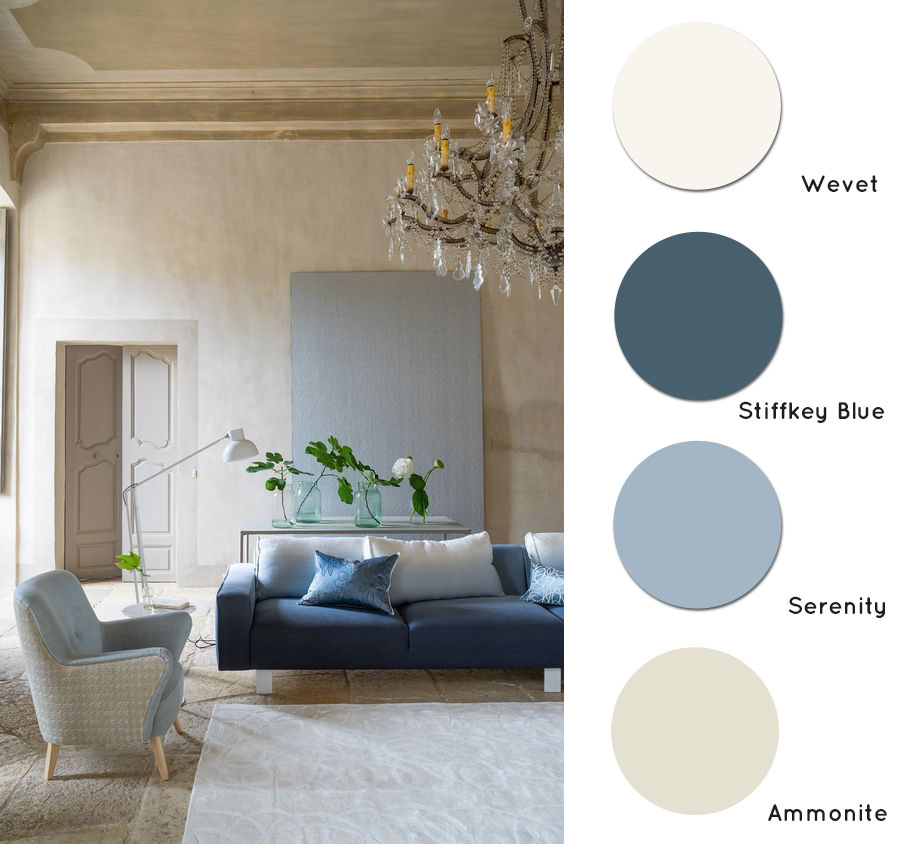 Guida colori per pareti: soggiorno con pareti neutre sui toni del beige e arredi azzurri e blu.