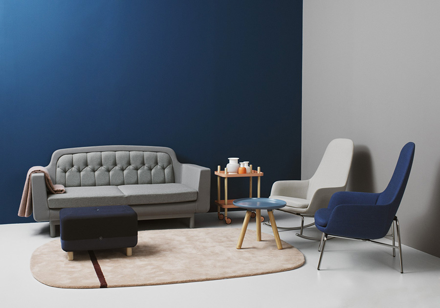 Guida colori per pareti: mini soggiorno con divano 2 posti piccolo grigio e parete di fondo in blu oltremare.
