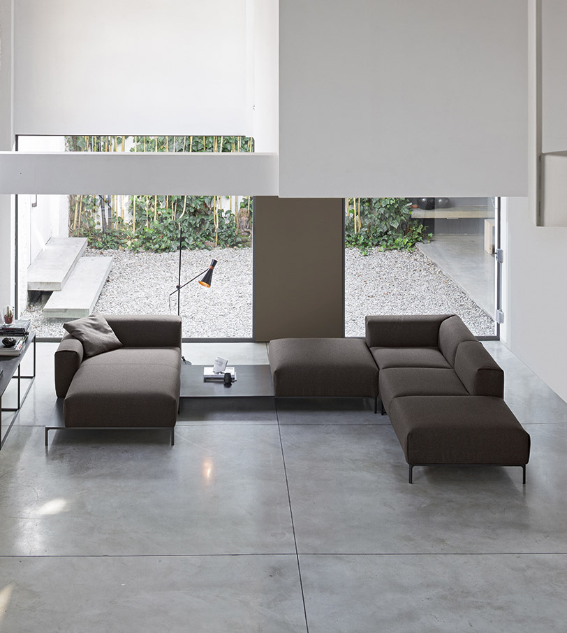 Arredare un ampio loft con un divano - composizione ad ancolo con chaise loungue.