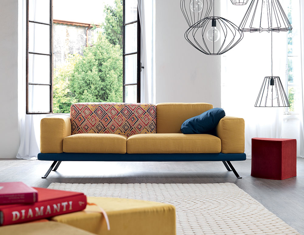 Doimo Under divano in fantasia colore giallo, blu e tessuto stile stampa Africana.