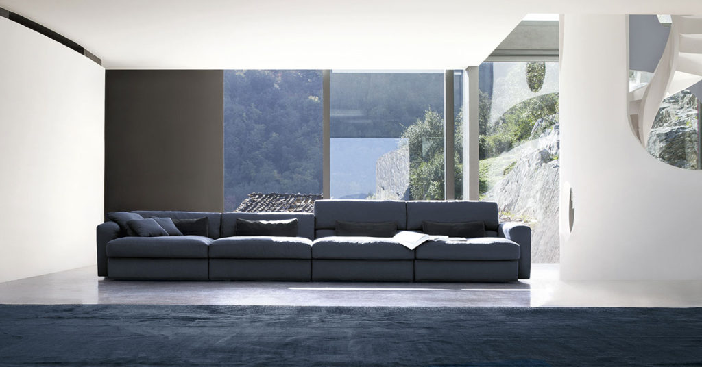 Stanza open space con divano lineare blu - doimo salotti.
