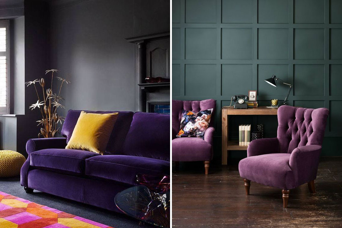 Il divano e la poltrona ultraviolet in un soggiorno dalle pareti scure.