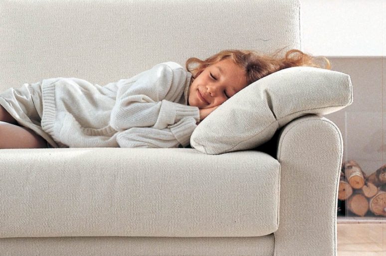 Dormire sul divano, il sonnellino che migliora la vita.