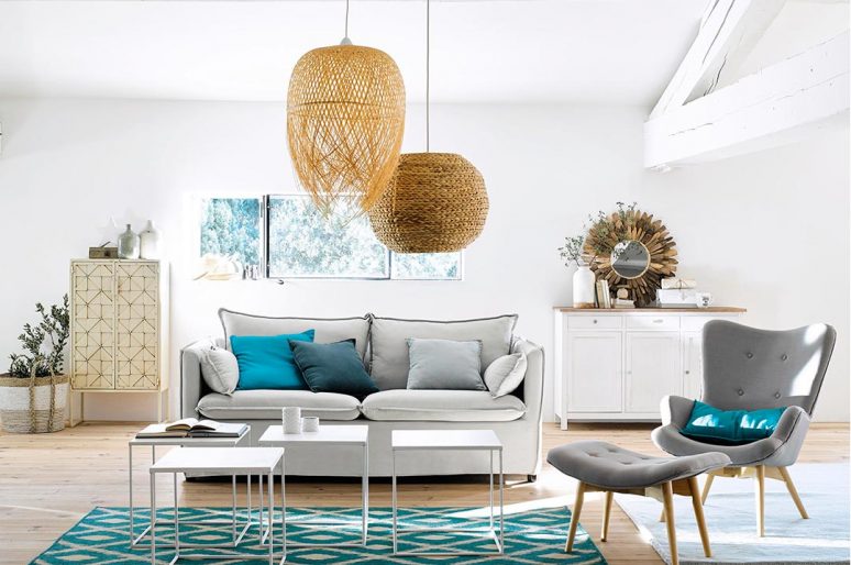 Arredare casa al mare con divano bianco e accessori mediterranei.