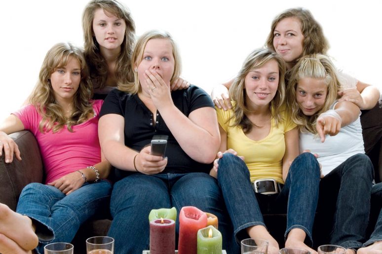 Divano e salute: a quale distanza guardare la tv in sicurezza?
