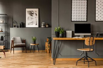 Come ricavare un mini ufficio nel salotto moderno: i consigli dei designer di Io Ristrutturo e Arredo
